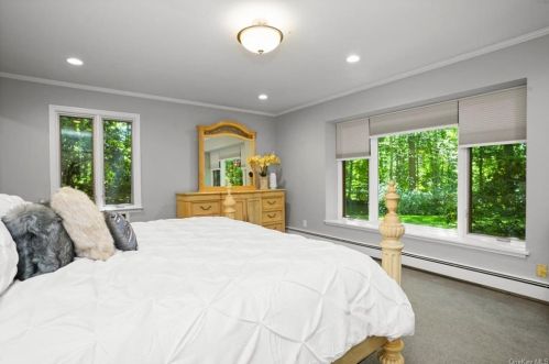 62 Windmill Rd, Armonk NY 10504-2832 exterior