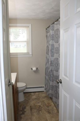 5 Play Rd, Enfield CT 06082-5148 exterior