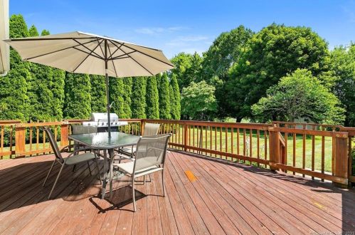 12 Canterbury Ln, Windsor CT 06095-2064 exterior