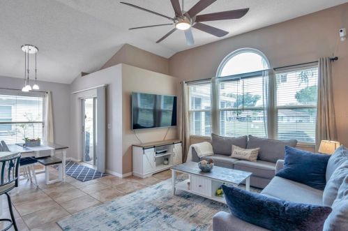 9616 Long Meadow Dr, Tampa FL  33615-1236 exterior