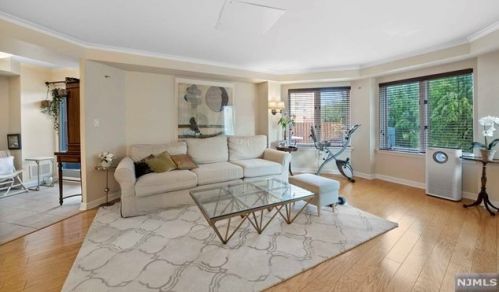 305 Williams Ct, Edgewater NJ 07020-1613 exterior