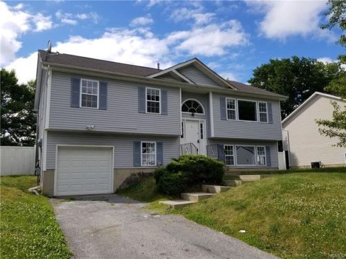 3 Dogwood Dr, Middletown, NY 10941-3132