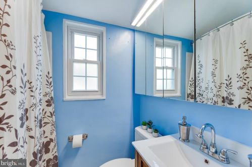 2406 Dearing St, Alexandria VA 22302-1806 exterior