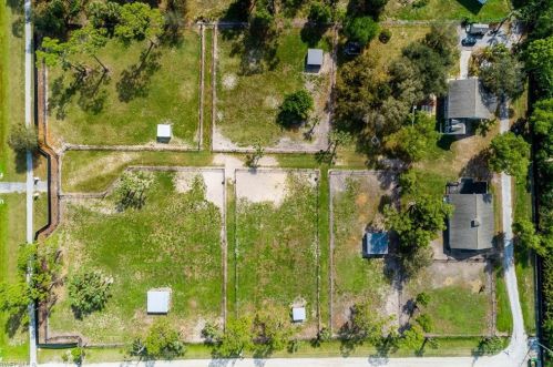 661 Logan Blvd, Naples FL 34119-1423 exterior