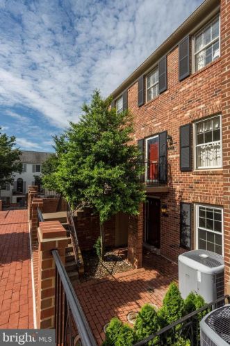3279 Sutton Pl, Washington, DC 20016-7544