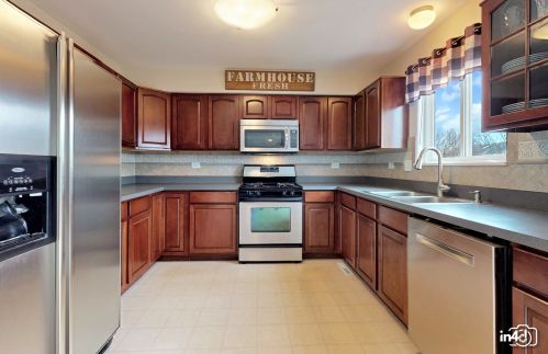 605 Crystal Dr, Joliet IL 60404-6094 exterior