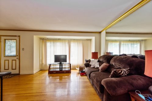 8748 Dorchester Ave, Chicago, IL 60619-7008