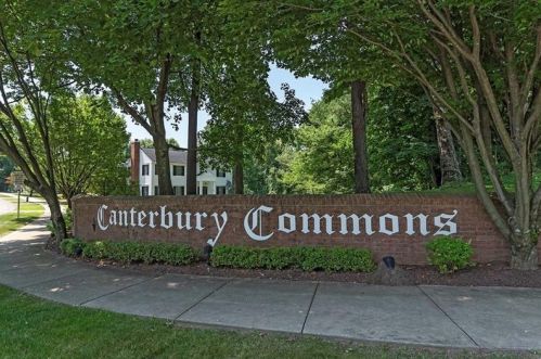 1056 Queens Dr, Moon Twp, PA 15108-1376