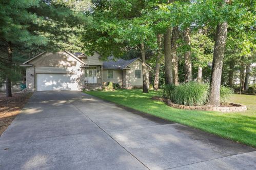 2057 Rambling Oak Dr, Meskegon, MI 49445-1690