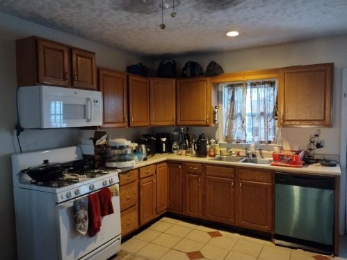 34 Mailloux St, Woonsocket, RI 02895-3409