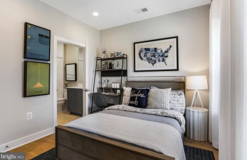 10272 Grosvenor Pl, Rockville MD 20852 exterior