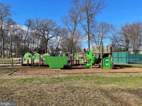 868 Broadmoor Rd, Huntingdon Valley PA 19006-2803 exterior