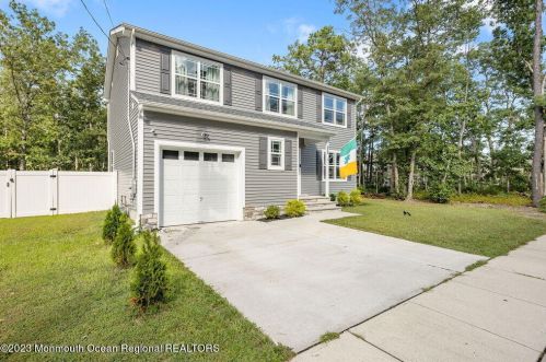 908 Calvin St, Lacey, NJ 08731-1056