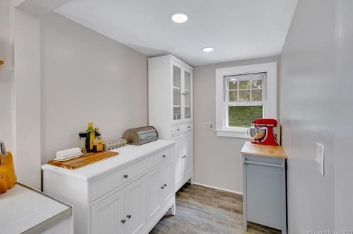 9 Beverly St, Enfield CT 06082-4512 exterior