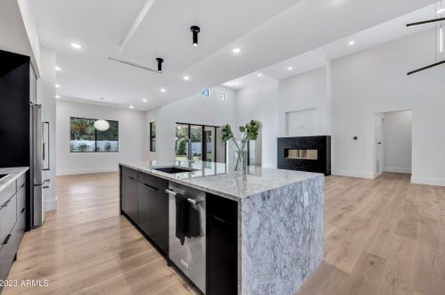 2053 37 Pl, Phoenix AZ 85050-8309 exterior