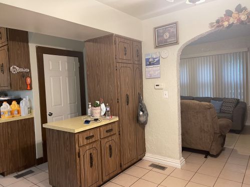 208 Keith Ave, Waukegan IL 60085-2136 exterior