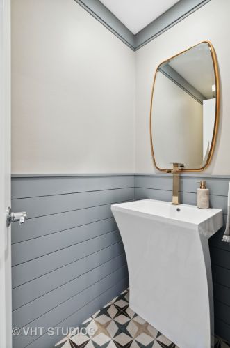 700 Orleans St, Chicago IL 60610-5017 exterior