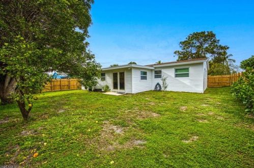 1096 Rordon Ave, Naples FL 34103-4577 exterior