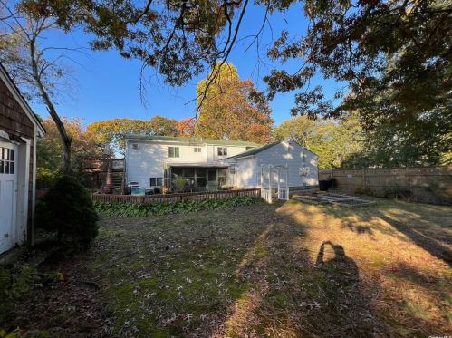 1040 Walnut Ave, Bohemia NY 11716-2176 exterior