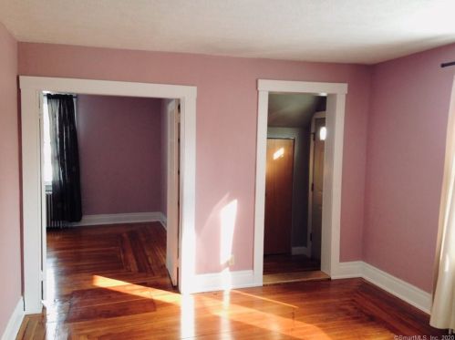 87 St, Windsor CT 06095-2408 exterior