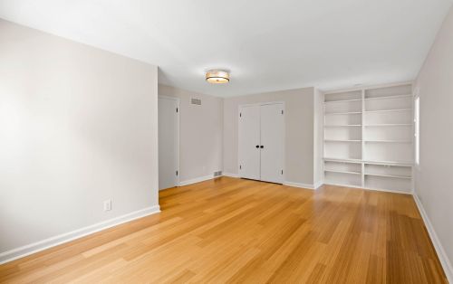 7607 Lake Dr, Milwaukee WI  53217-2909 exterior