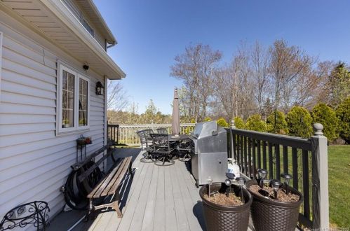 35 Red Oak Hl, Torrington CT 06790-8080 exterior