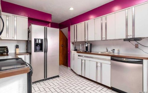 1045 Lawrence Ct, Valley Stream NY 11581-2709 exterior