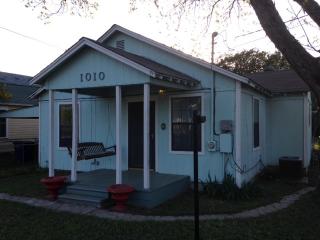 1010 Brass St, Austin TX  78702-3653 exterior