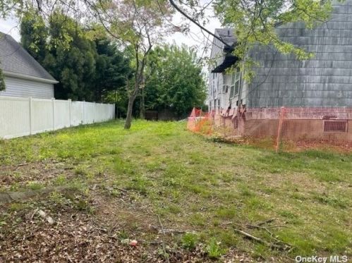 204 Old Country Rd, Huntington Station NY 11747-2715 exterior