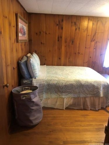 25 Pearl St, Windsor Locks CT 06096-1421 exterior