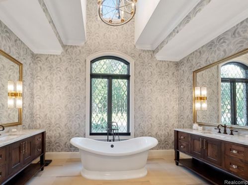 2574 Pond Vallee Dr, Rochester MI 48363-2947 exterior