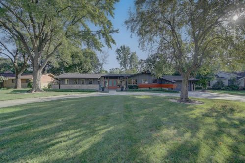 925 Bay Point Rd, Milwaukee WI  53217-1355 exterior