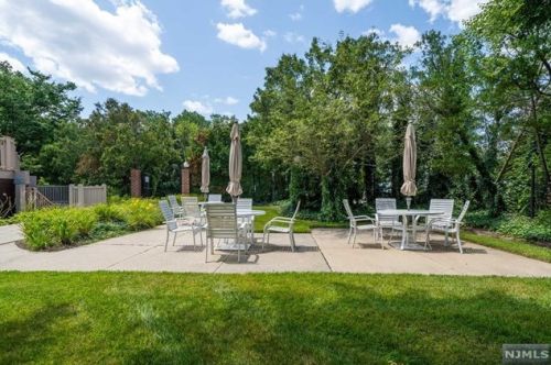 9 Lawrence Ct, Teaneck NJ 07666-6489 exterior