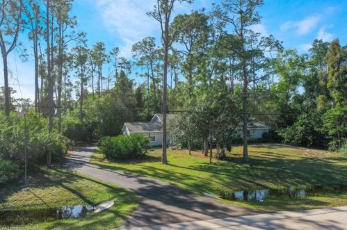 6800 Bottlebrush Ln, Naples FL 34109-3807 exterior