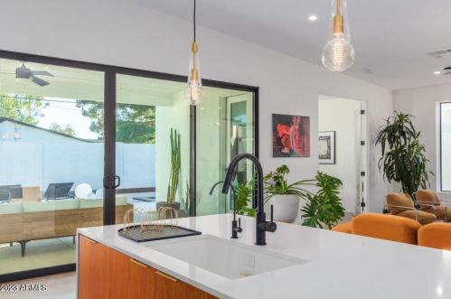 2205 Clarendon Ave, Phoenix AZ  85015-5436 exterior