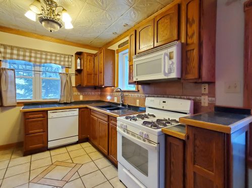 3028 Nevada St, Milwaukee, WI 53207-2429