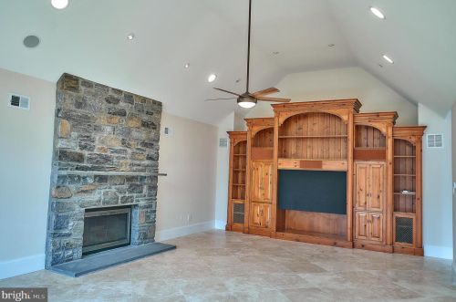 2221 Jefferson Ln, Huntingdon Valley PA 19006-6038 exterior