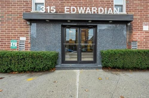 315 232nd St, Bronx, NY 10463-3841