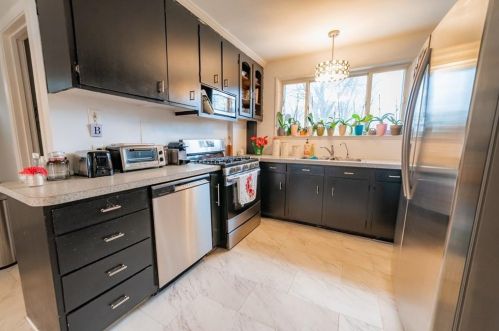 325 Greenville Ave, Providence RI 02919-1330 exterior