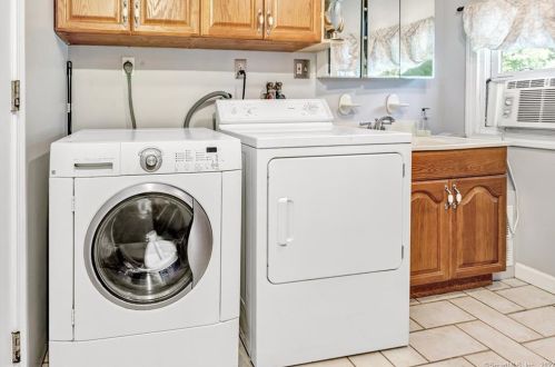 143 St, Seymour CT 06483-2910 exterior