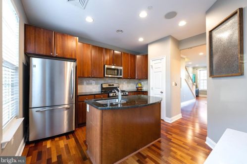 204 Admirals Way, Philadelphia PA  19146-5212 exterior