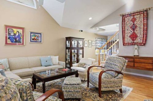 218 Woodsome Rd, Babylon NY 11702-3319 exterior