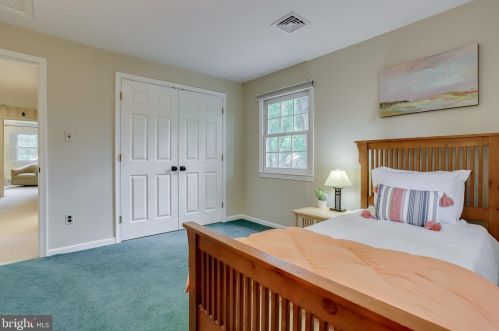 8909 Linton Ln, Alexandria VA 22308-2438 exterior