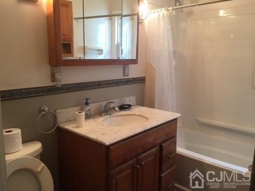 1060 Woodruff St, Iselin NJ  08830-2258 exterior