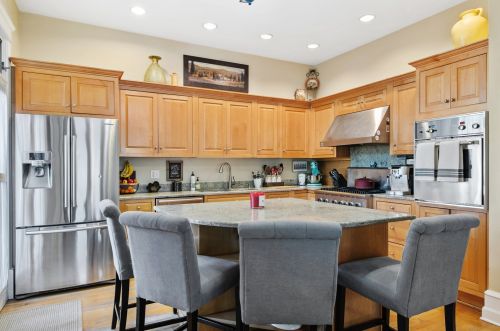 650 Barry Ave, Chicago IL 60634-4912 exterior