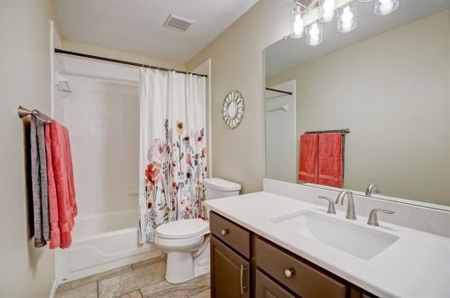 8405 Foxhound Trl, Austin TX 78729-7277 exterior