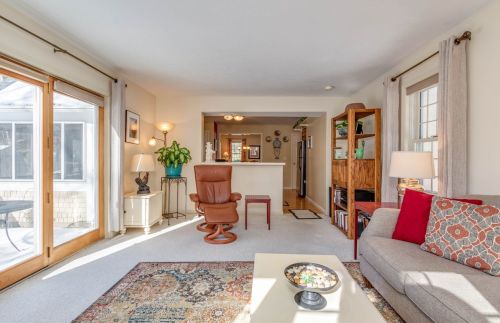 4 Hampshire Dr, Concord NH 03301-5914 exterior