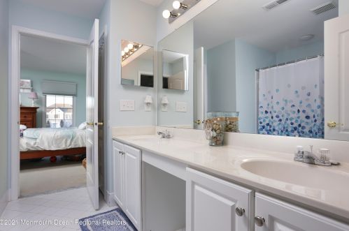 40 Aimee Dr, East Freehold NJ 07728-9220 exterior