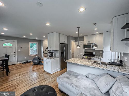 5814 Biscayne Dr, Alexandria VA  22303-1904 exterior