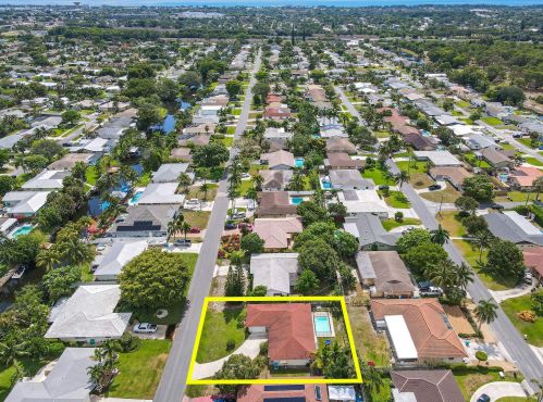 1330 27 Ave, Boynton Beach FL 33435-7529 exterior